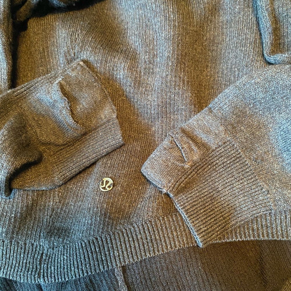 Lululemon reversible cabin yogi hooded sweater with thumb holes - Picture 9 of 12